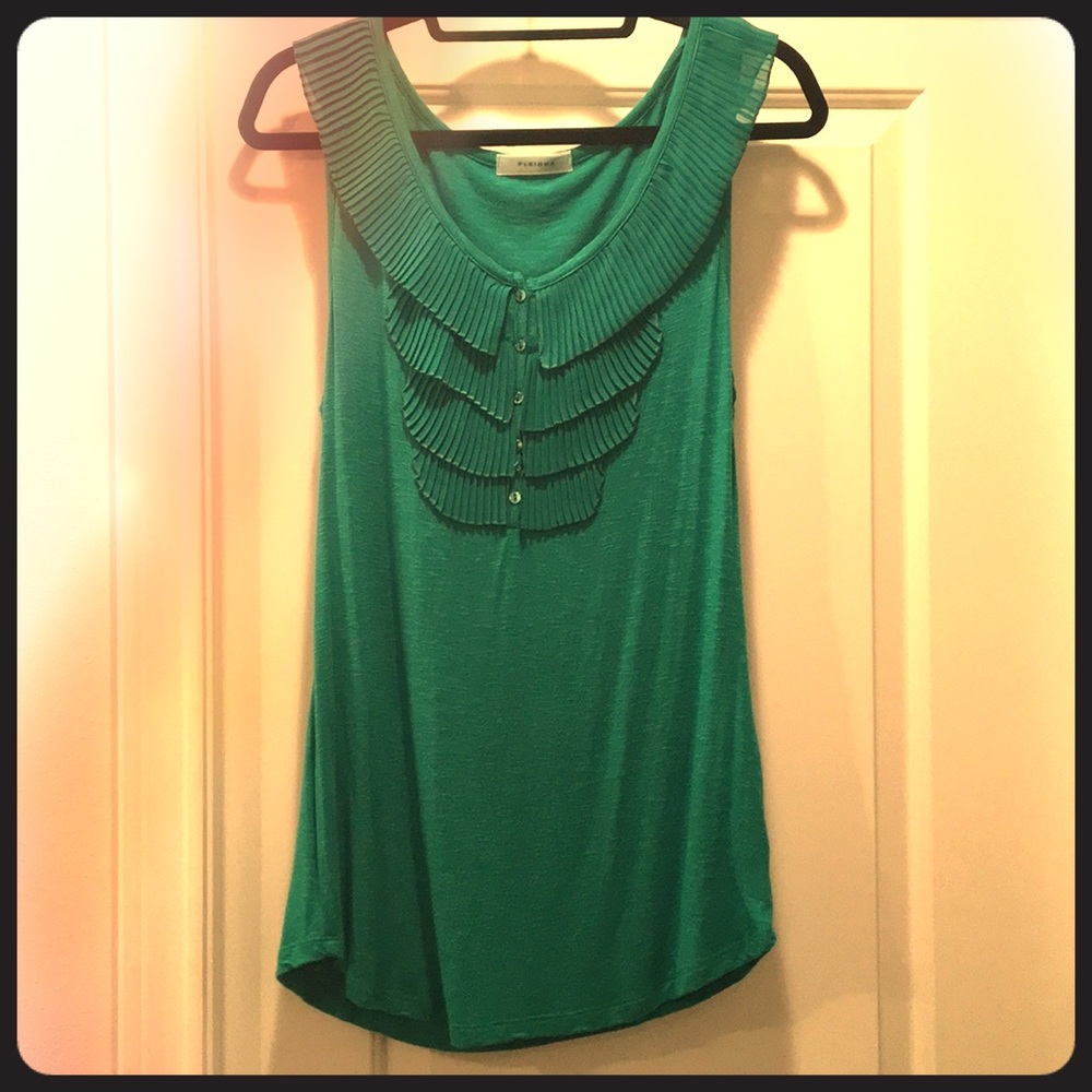 Cute kelly green top!